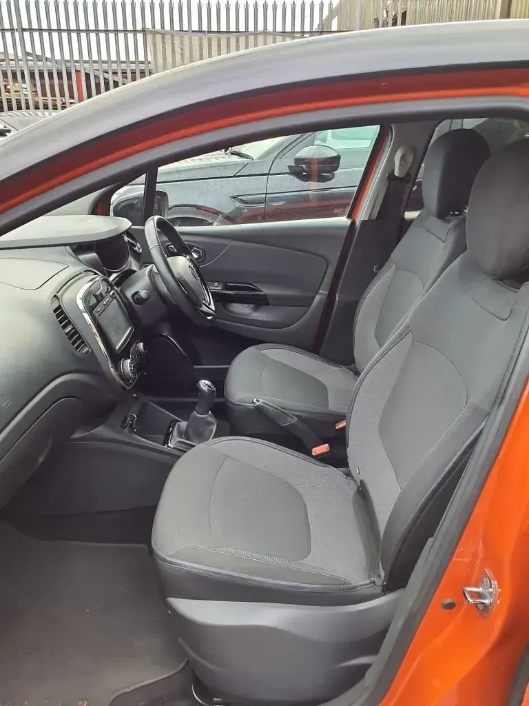 Used Renault Captur Dynamique 90 HP (66 kW) 2016 Orange/black SUV