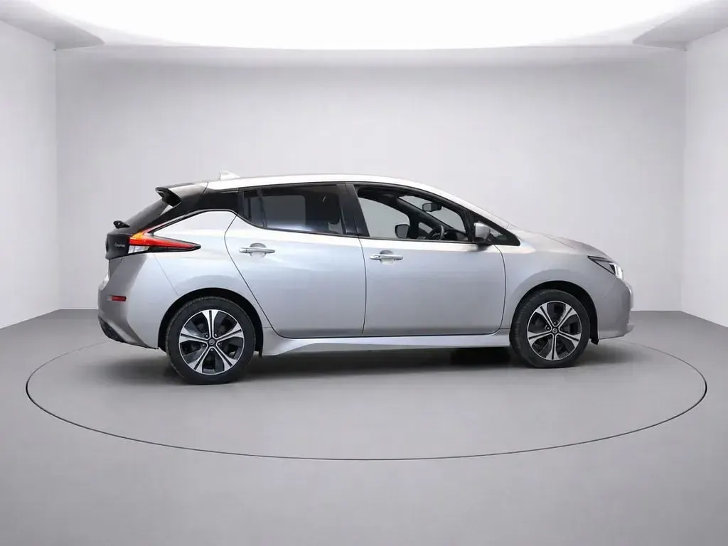 Used Nissan Leaf N-Connecta 160 kW (218 HP) 2022 Silver Hatchback