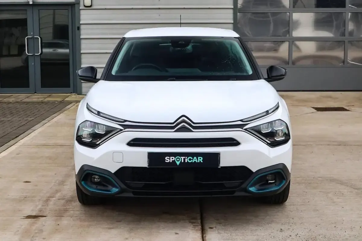 Begagnad Citroën e-C4 100 kW (136 HK) 2022 Vit Halvkombi