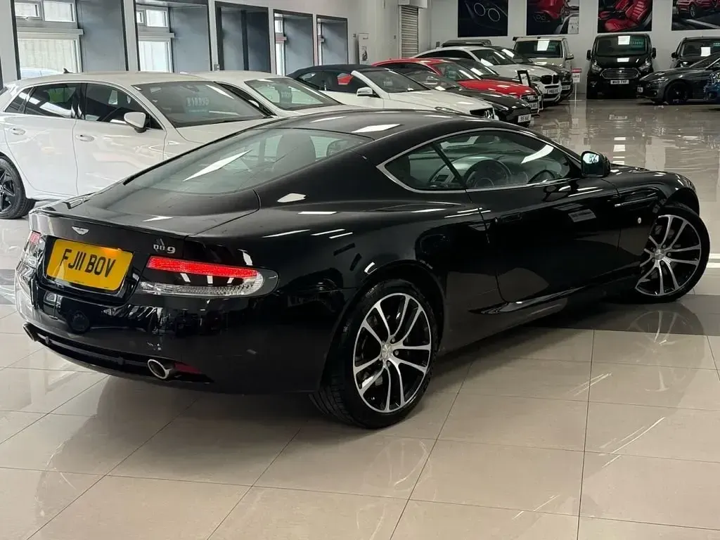 Begagnad Aston Martin DB9 470 HK (345 kW) 2011 Svart Sportkupé