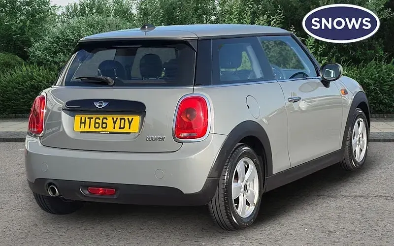 Usado Mini Cooper Hatch 136 CV (100 kW) 2017 Gris Utilitario