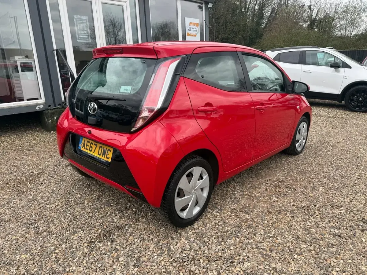 Begagnad Toyota Aygo X-play 69 HK (50 kW) 2017 Röd Halvkombi