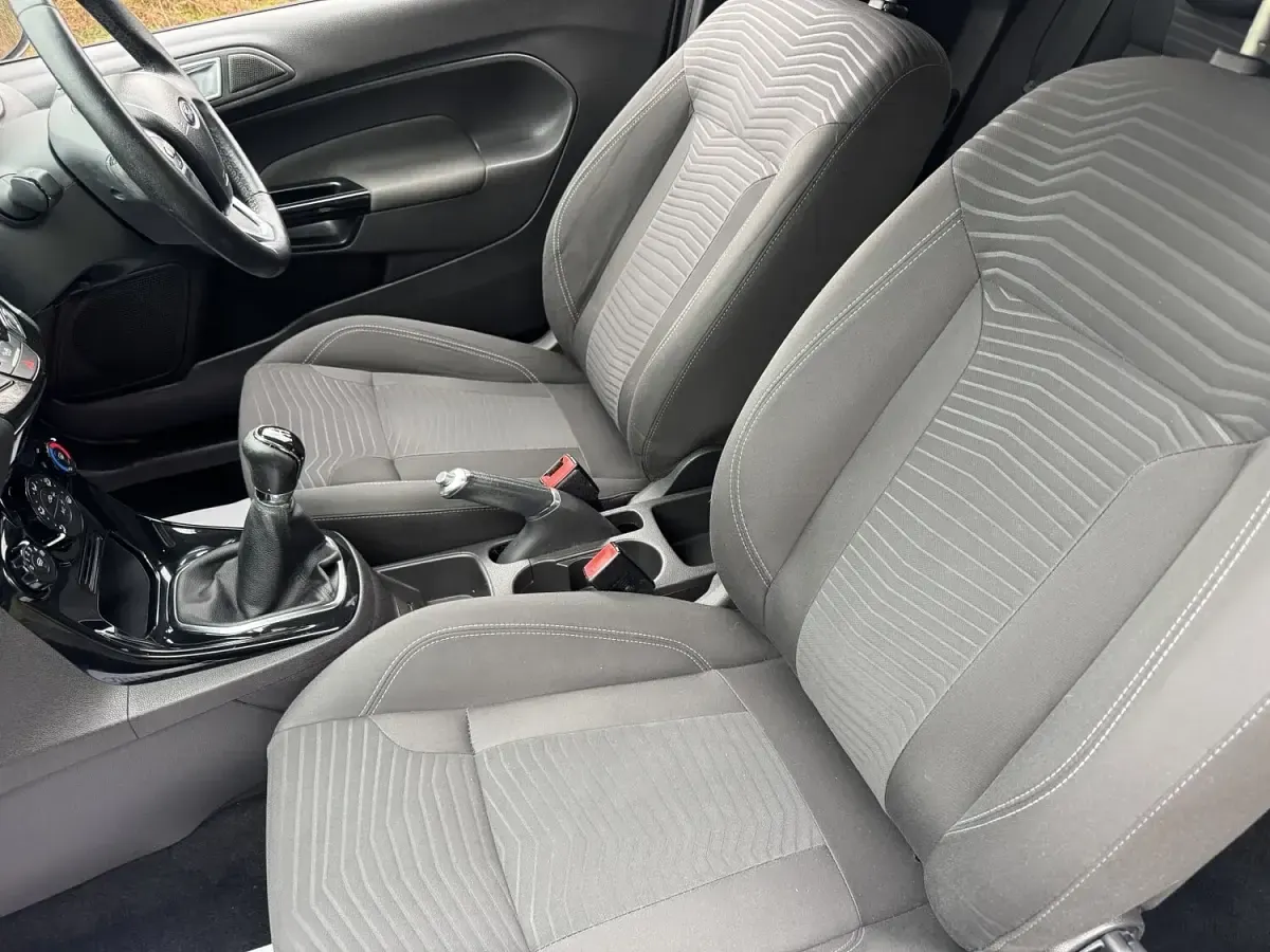 Begagnad Ford Fiesta Zetec 2015 Silver Halvkombi