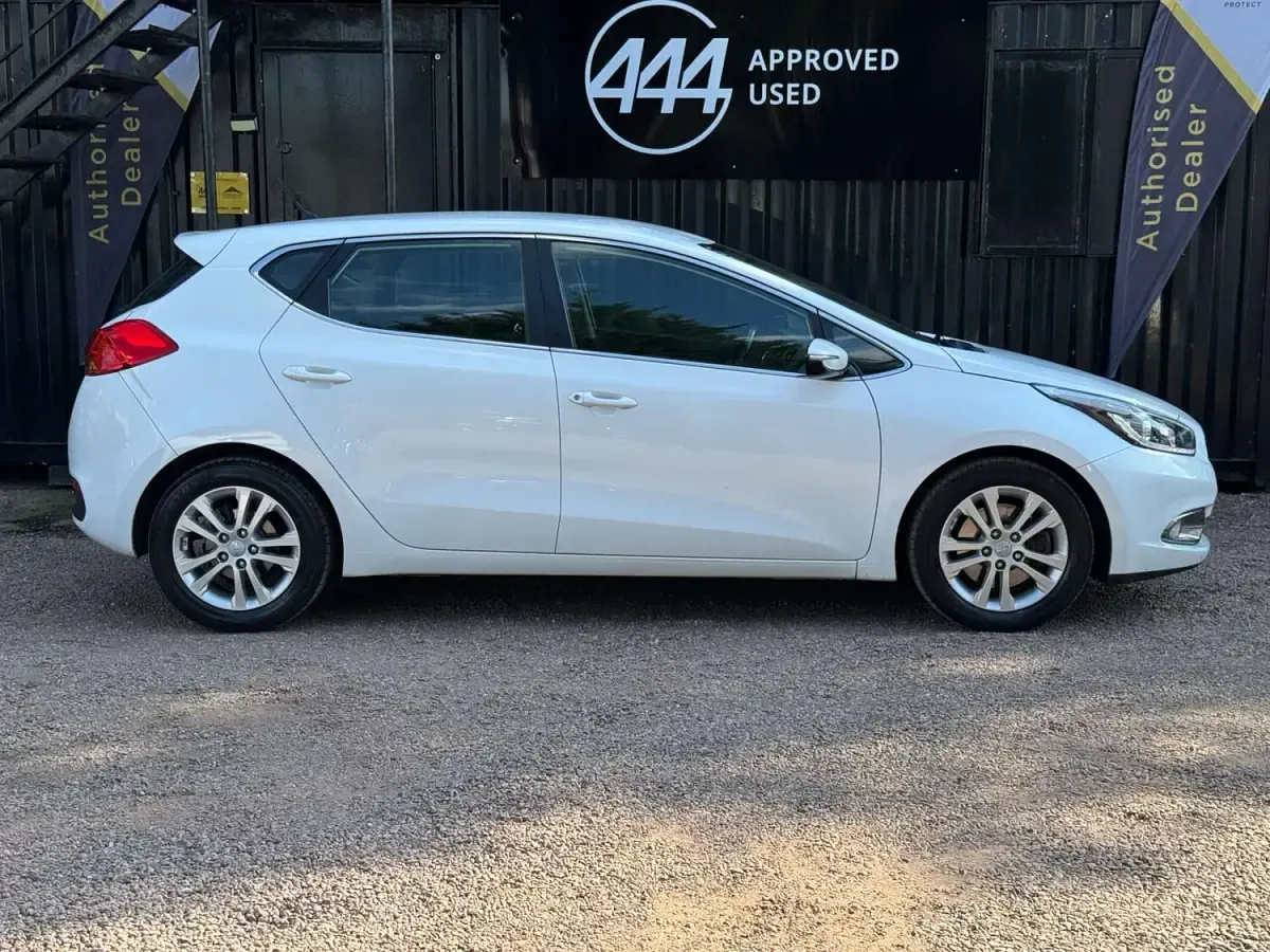 Used Kia Ceed 2015 White Hatchback