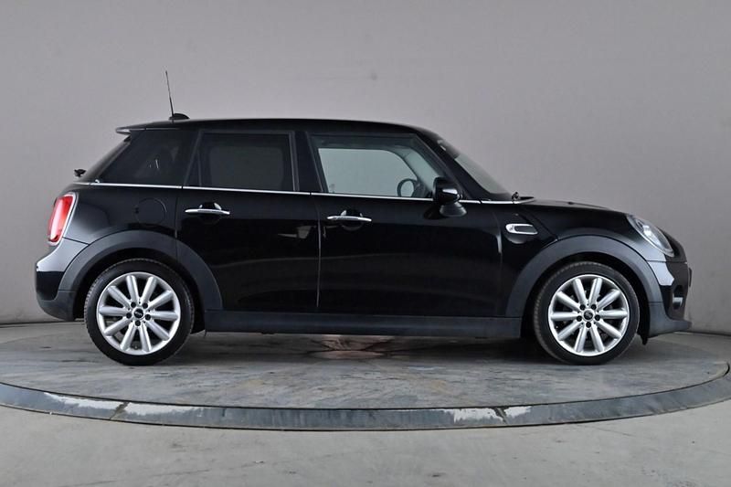 Begagnad Mini Cooper Classic 136 HK (100 kW) 2018 Svart Halvkombi