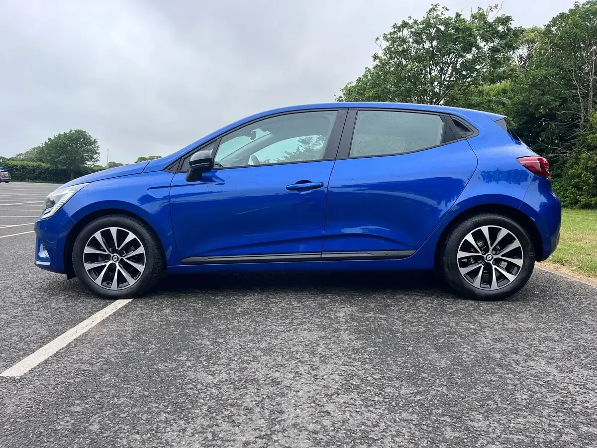 Used Renault Clio V Evolution 90 HP (66 kW) 2023 Blue Hatchback