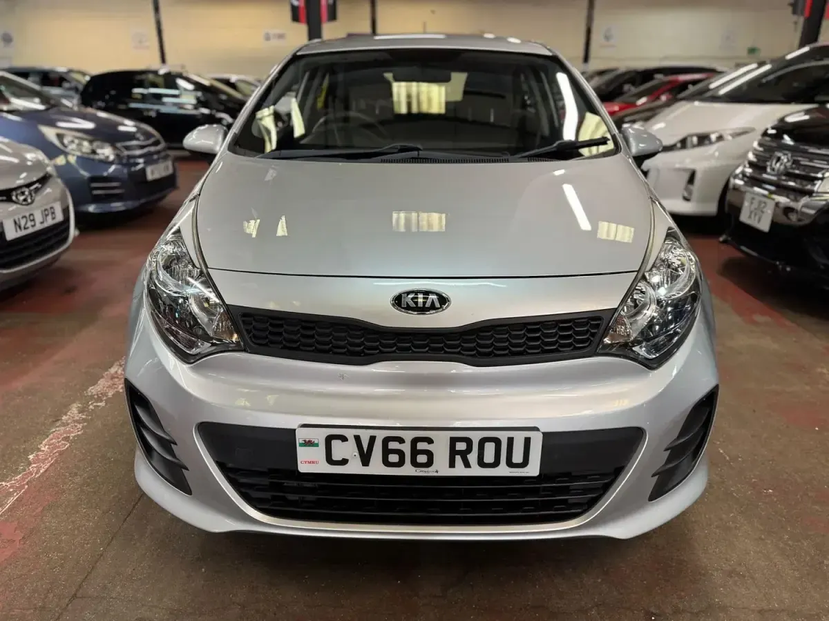 Usado Kia Rio Air 84 CV (61 kW) 2016 Plateado Utilitario