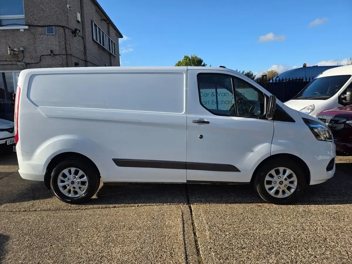 Used Ford Transit Custom Limited 130 HP (95 kW) 2019 White Van