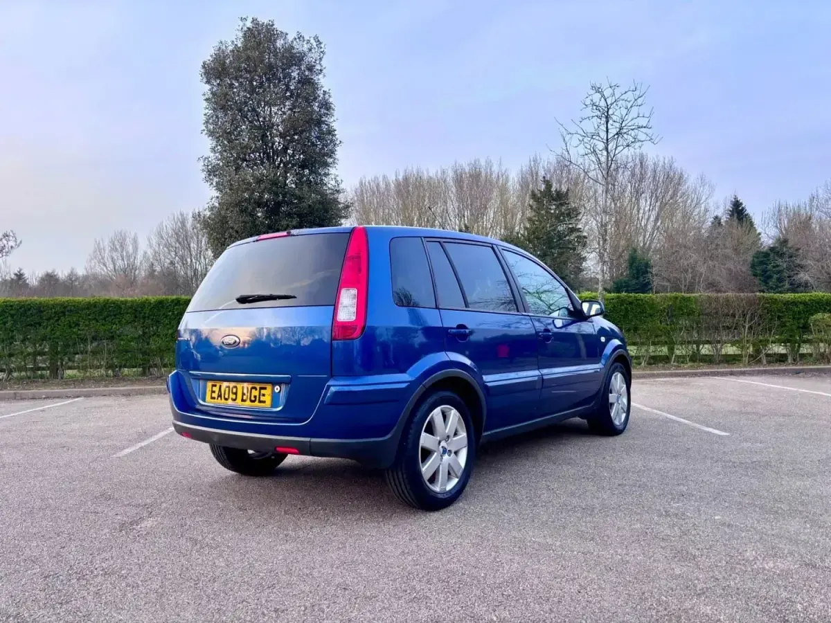 Used Ford Fusion 80 HP (58 kW) 2009 Blue Hatchback