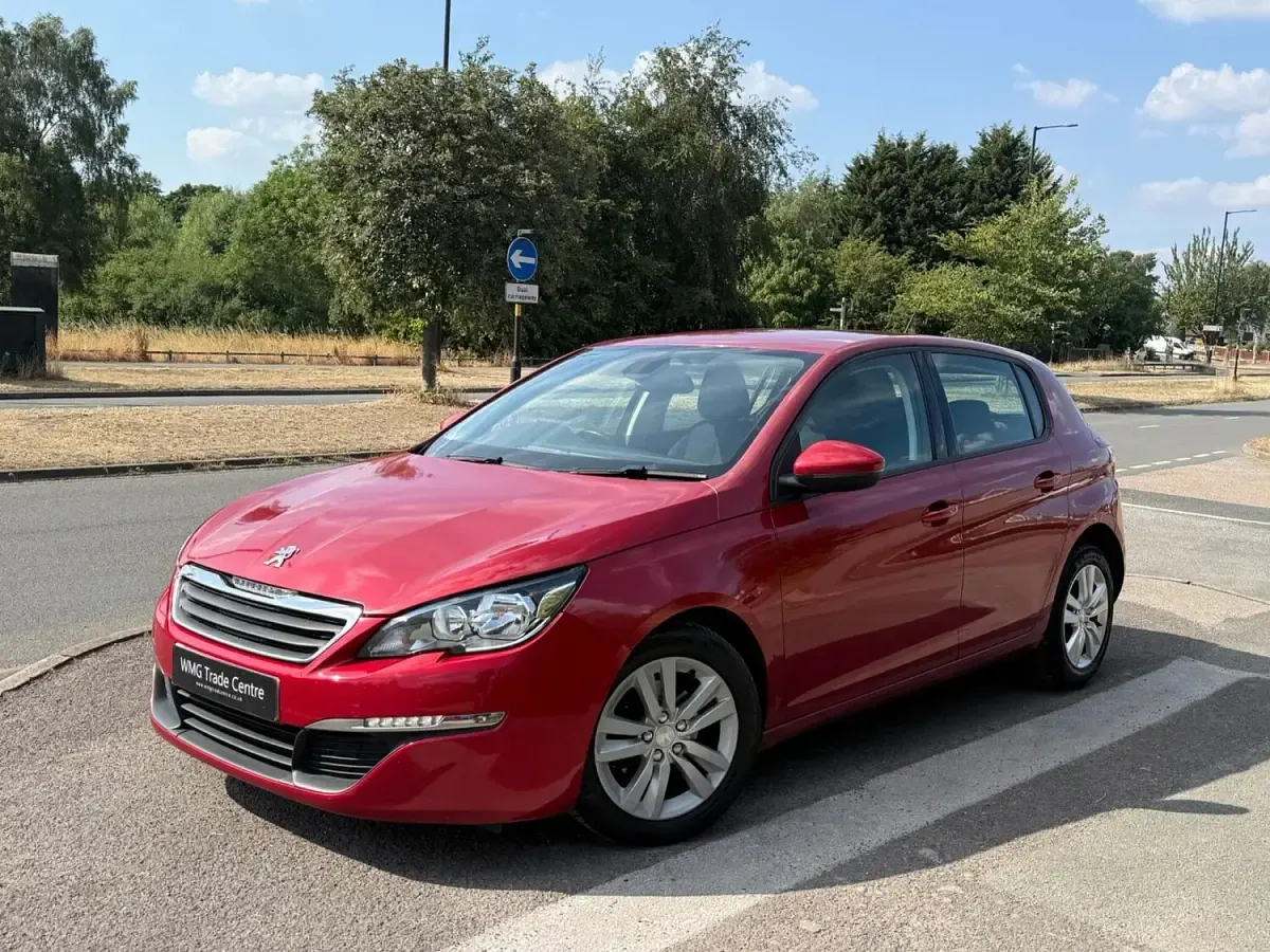 Used Peugeot 308 Active 120 HP (88 kW) 2016 Red Hatchback
