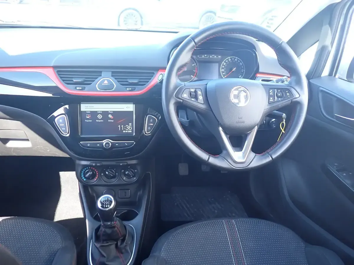 Used Vauxhall Corsa SRi 100 HP (73 kW) 2018 White Hatchback