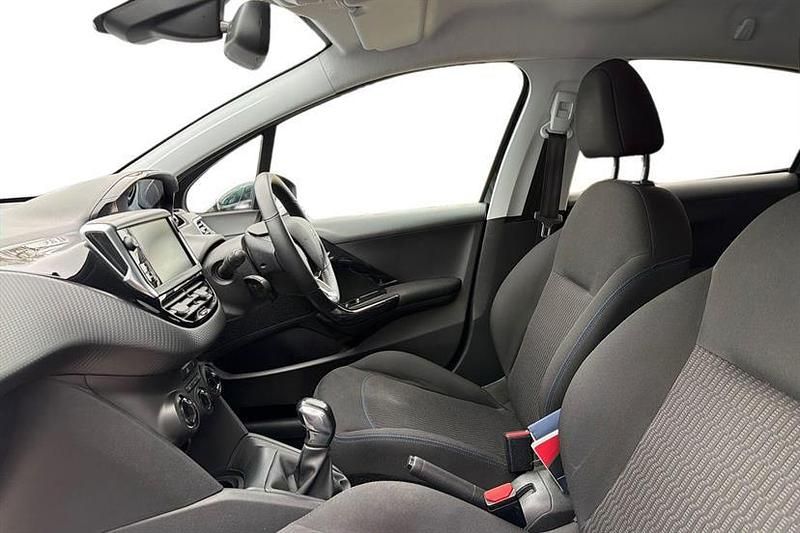 Used Peugeot 208 Signature Sky 82 HP (60 kW) 2019 Nera black Hatchback