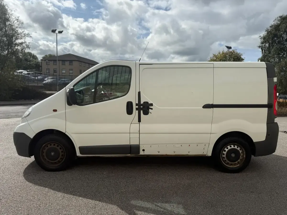 Used Vauxhall Vivaro 90 HP (66 kW) 2014 White MPV