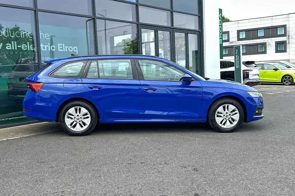 Begagnad Skoda Octavia SE 110 HK (80 kW) 2023 Blå Kombi