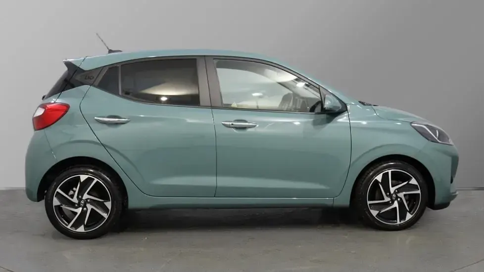 Used Hyundai i10 Premium 79 HP (58 kW) 2025 Mangrove green Hatchback