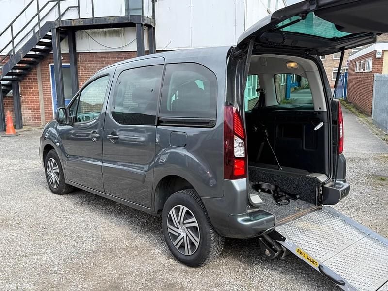 Used Citroën Berlingo Feel 100 HP (73 kW) 2018 Grey MPV