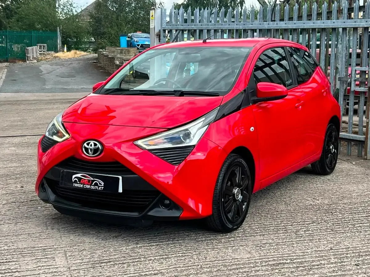 Used Toyota Aygo X-play 72 HP (52 kW) 2019 Red Hatchback