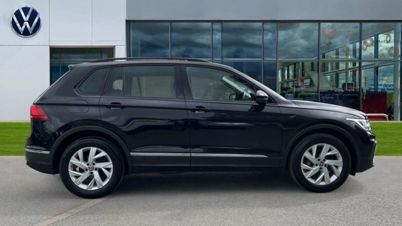 Used VW Tiguan Life 130 HP (95 kW) 2021 Deep black pearl  SUV