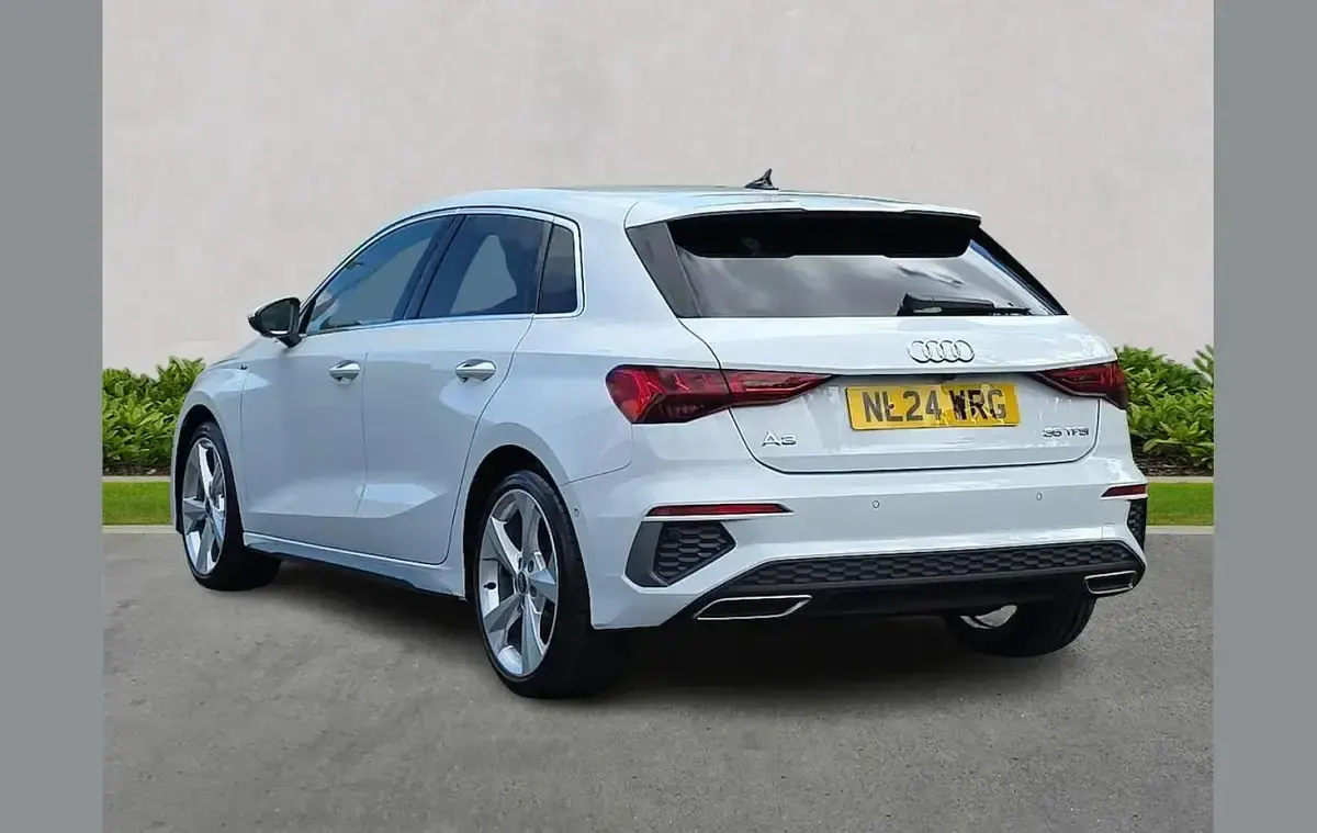Begagnad Audi A3 S-Line 150 HK (110 kW) 2024 Vit Halvkombi