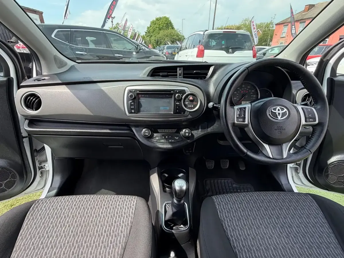 Używany Toyota Yaris Plus 99 KM (72 kW) 2014 Biały Hatchback
