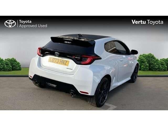 Used Toyota Yaris 257 HP (189 kW) 2023 White Hatchback