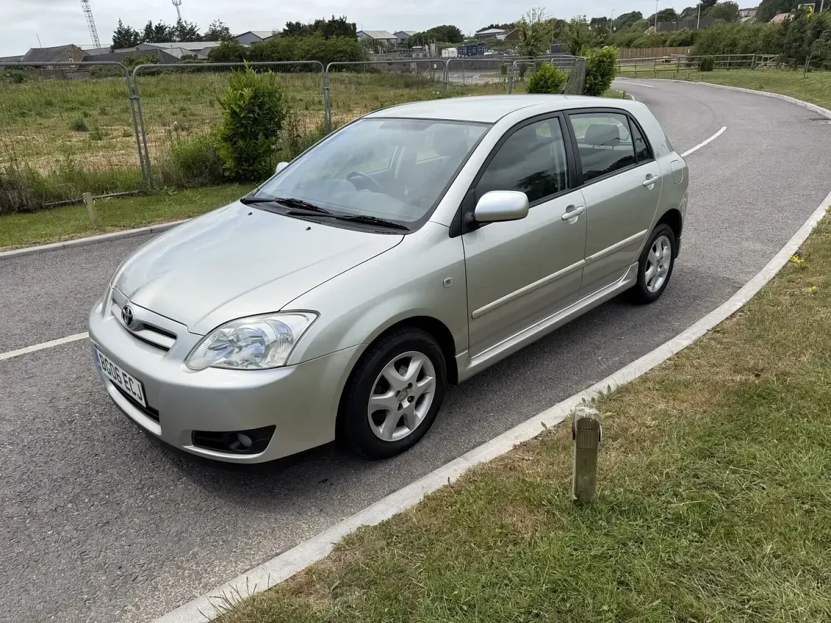Used Toyota Corolla 97 HP (71 kW) 2006 Silver Hatchback
