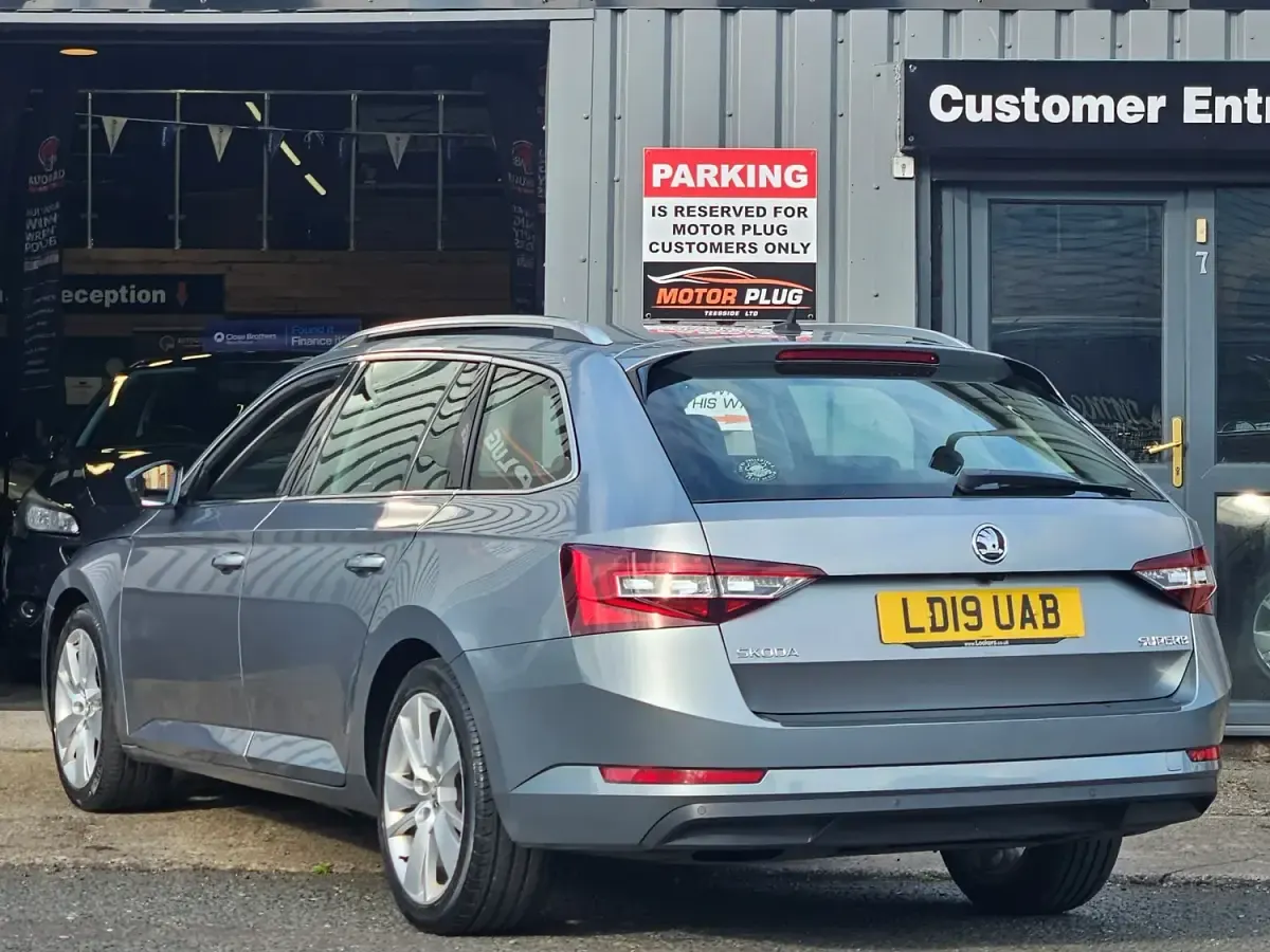 Usado Skoda Superb SE L Executive 150 CV (110 kW) 2019 Gris Familiar