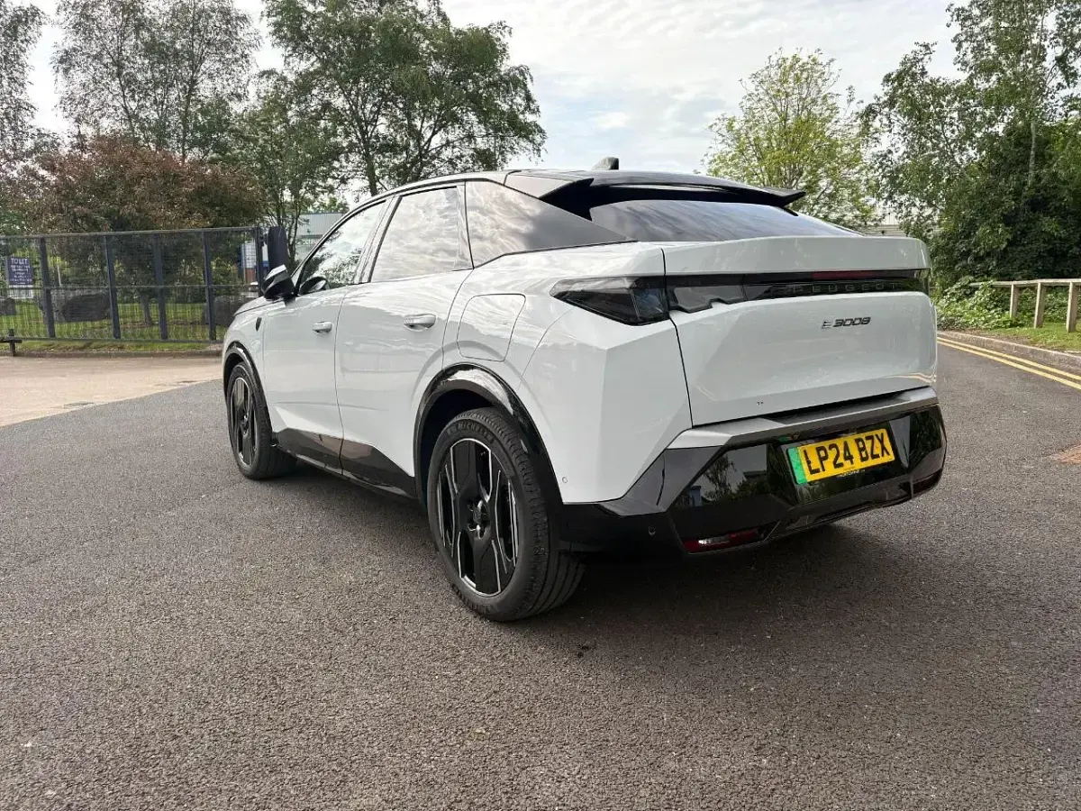 Usado Peugeot e-3008 GT 152 kW (207 CV) 2024 Blanco SUV