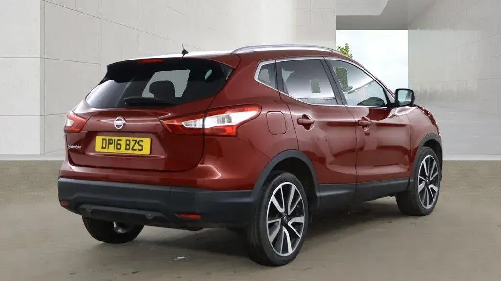 Used Nissan Qashqai Tekna 163 HP (119 kW) 2016 Red SUV