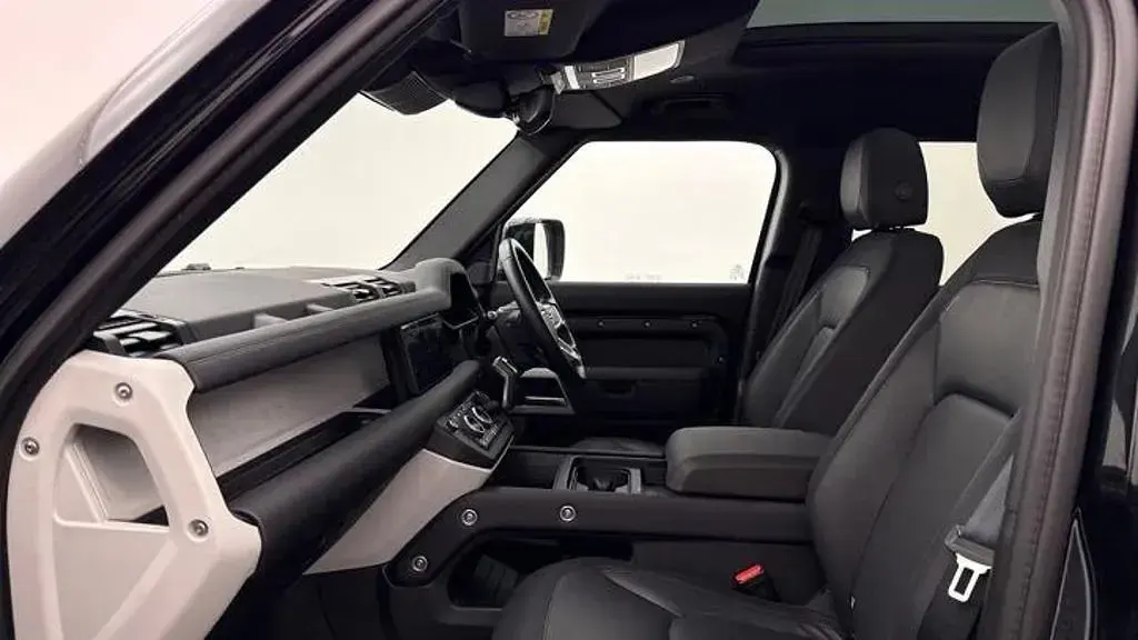 Used Land Rover Defender SE Dynamic 2024 Black SUV
