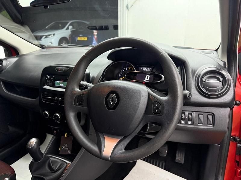 Usado Renault Clio IV Play 75 HP (55 kW) 2016 Vermelho Citadino