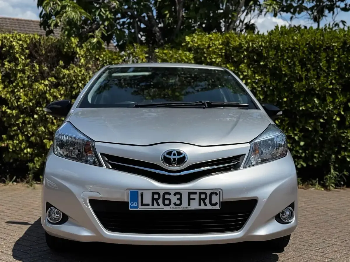 Used Toyota Yaris Multidrive S 99 HP (72 kW) 2013 Silver Hatchback