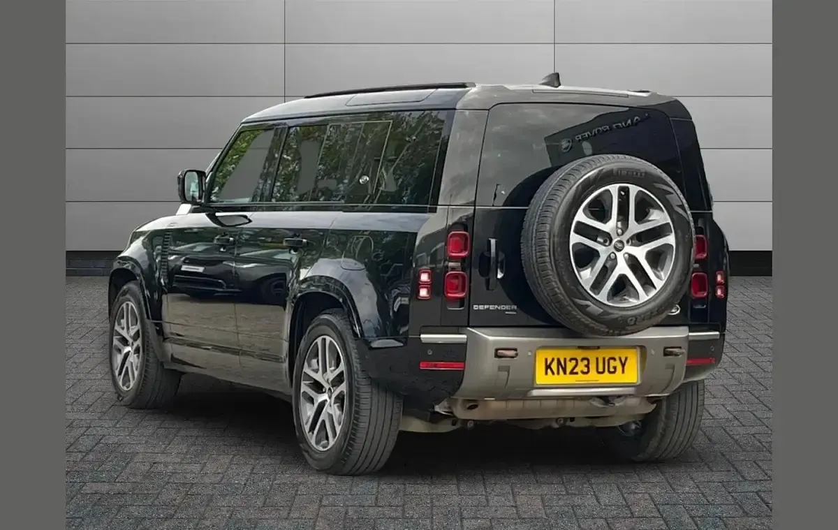 Usado Land Rover Defender SE Dynamic 397 HP (291 kW) 2023 Preto SUV