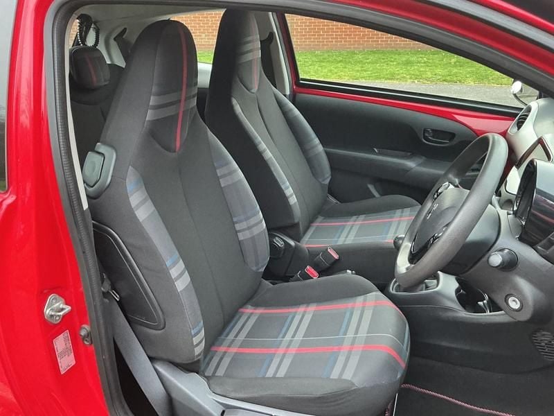 Used Peugeot 108 Active 68 HP (50 kW) 2015 Red Hatchback