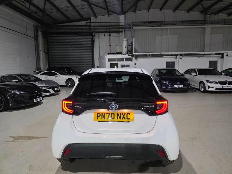 Used Toyota Yaris Hybrid Design 116 HP (85 kW) 2020 White Hatchback
