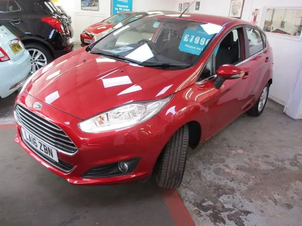 Used Ford Fiesta Zetec 82 HP (60 kW) 2016 Red Hatchback