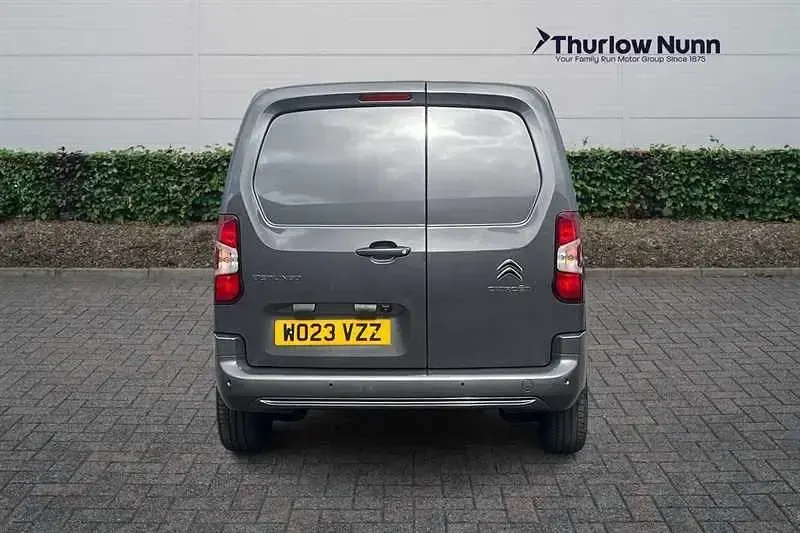 Używany Citroën Berlingo Start 100 KM (73 kW) 2023 Szary Minivan