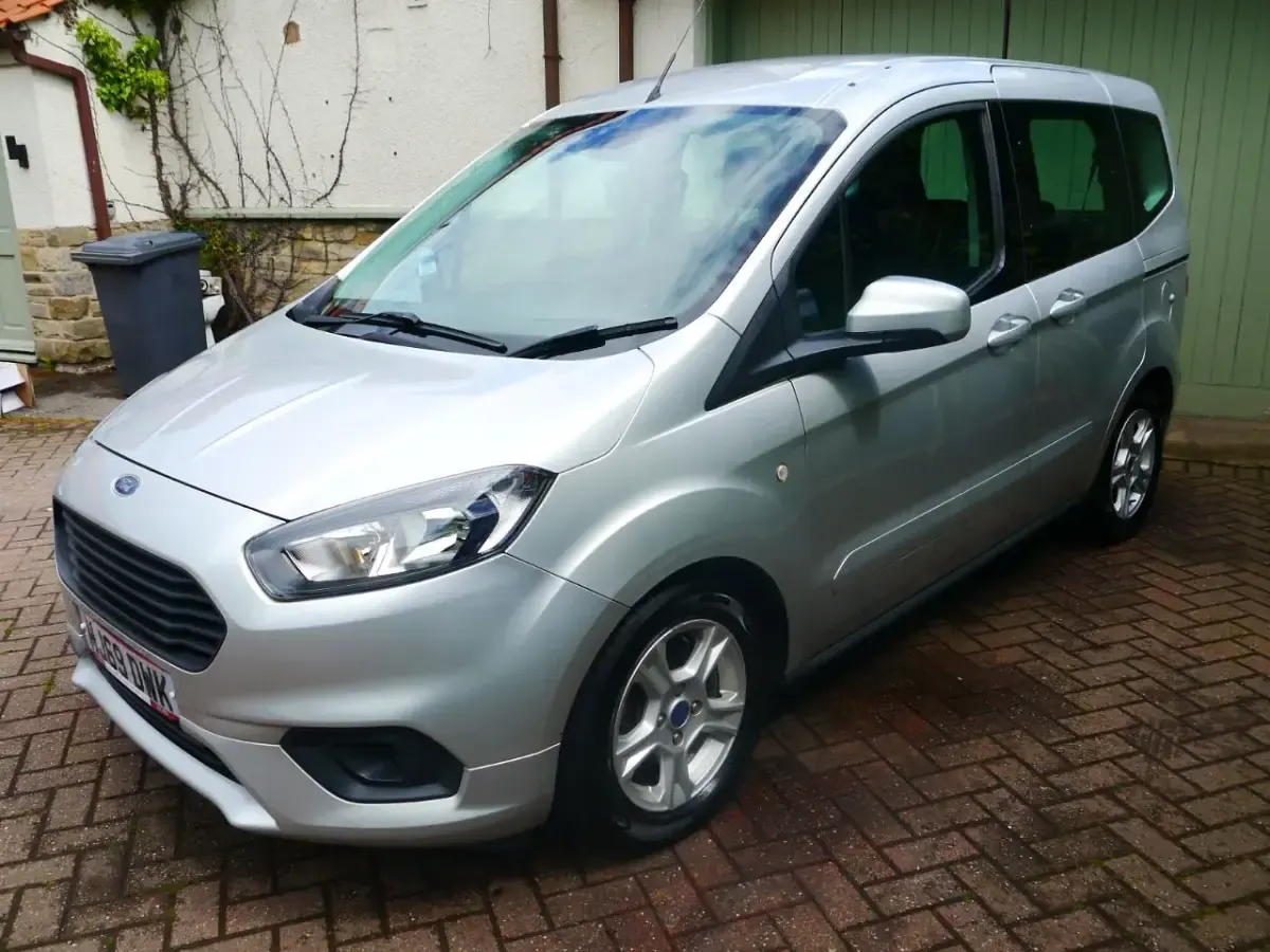 Used Ford Tourneo Courier Zetec 100 HP (73 kW) 2019 Silver MPV