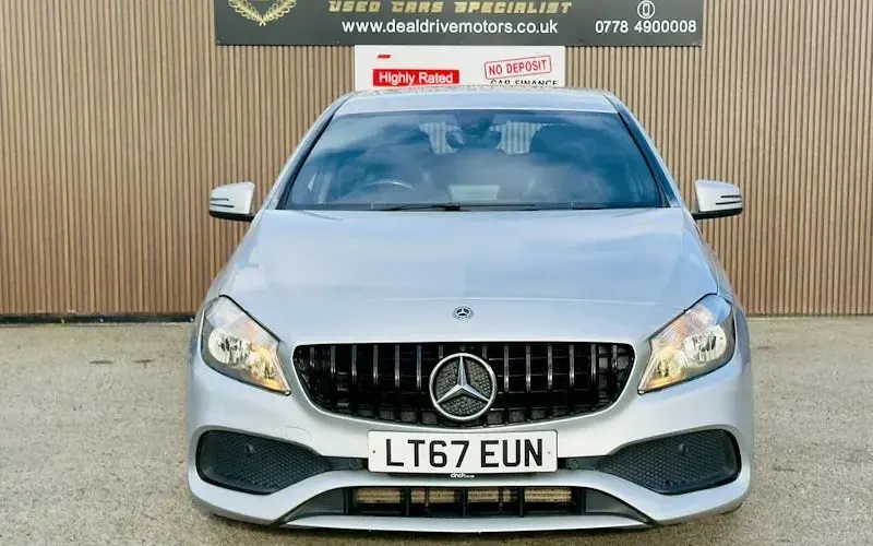 Usado Mercedes A180 AMG line 109 CV (80 kW) 2017 Plateado Utilitario