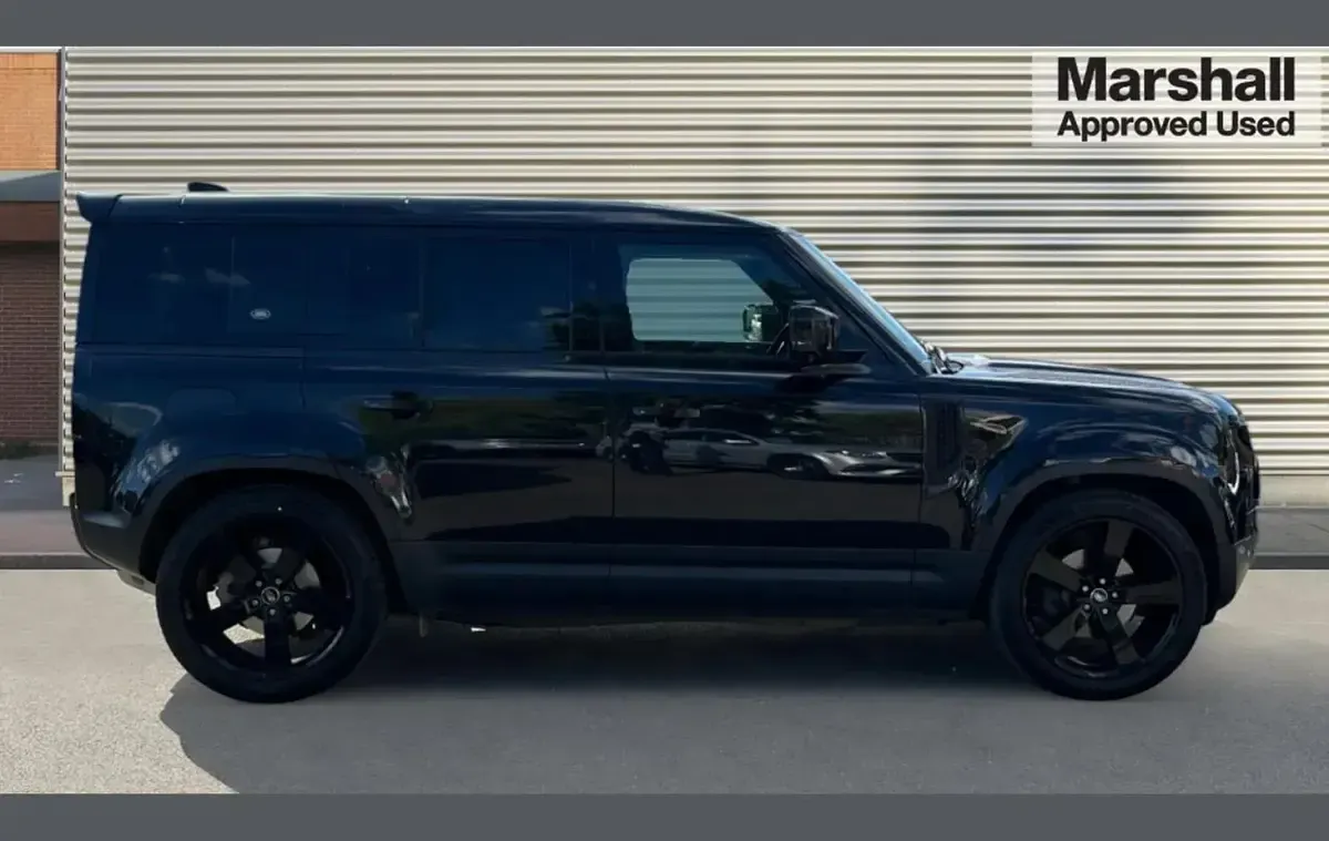 Used Land Rover Defender SE 249 HP (183 kW) 2021 Santorini black metallic SUV