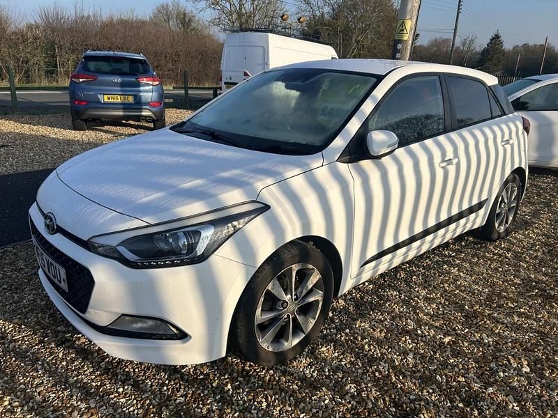 Used Hyundai i20 Premium 100 HP (73 kW) 2015 White Hatchback