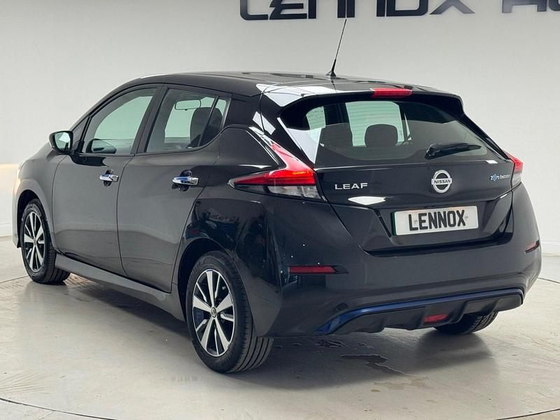 Begagnad Nissan Leaf Acenta 110 kW (150 HK) 2021 Svart Halvkombi