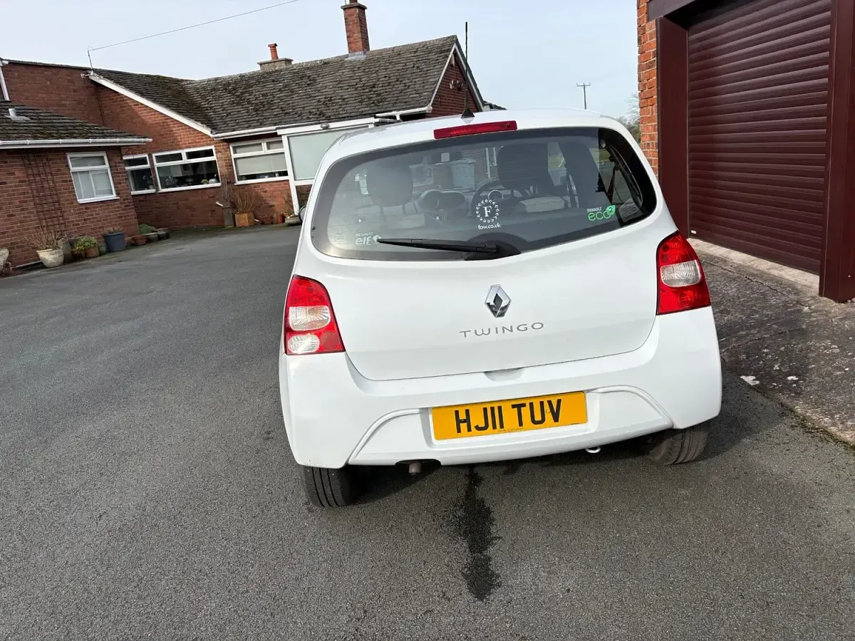 Used Renault Twingo Expression 75 HP (55 kW) 2011 White Hatchback