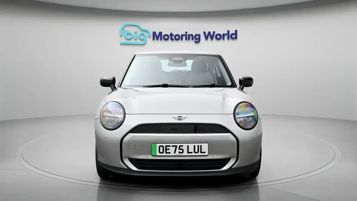 Begagnad Mini Cooper Classic 135 kW (184 HK) 2025 Silver Halvkombi