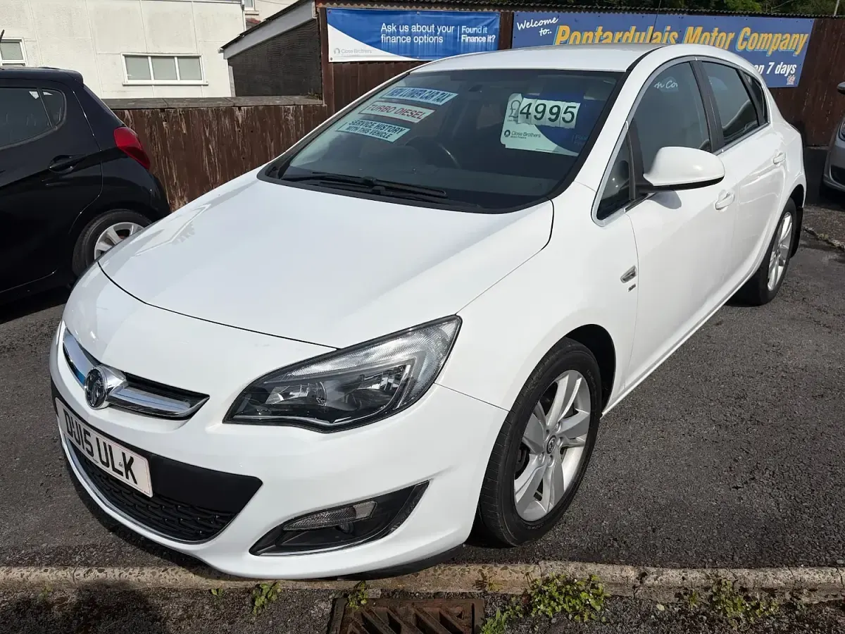 Used Vauxhall Astra SRi 165 HP (121 kW) 2015 White Hatchback