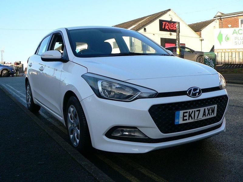 White Used 2017 Hyundai i20 Hatchback | £4,495 (Fair price) - Image 1/4