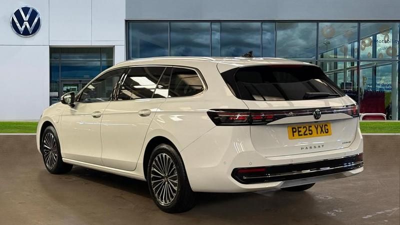 Used VW Passat Elegance 204 HP (150 kW) 2025 Pure white Estate