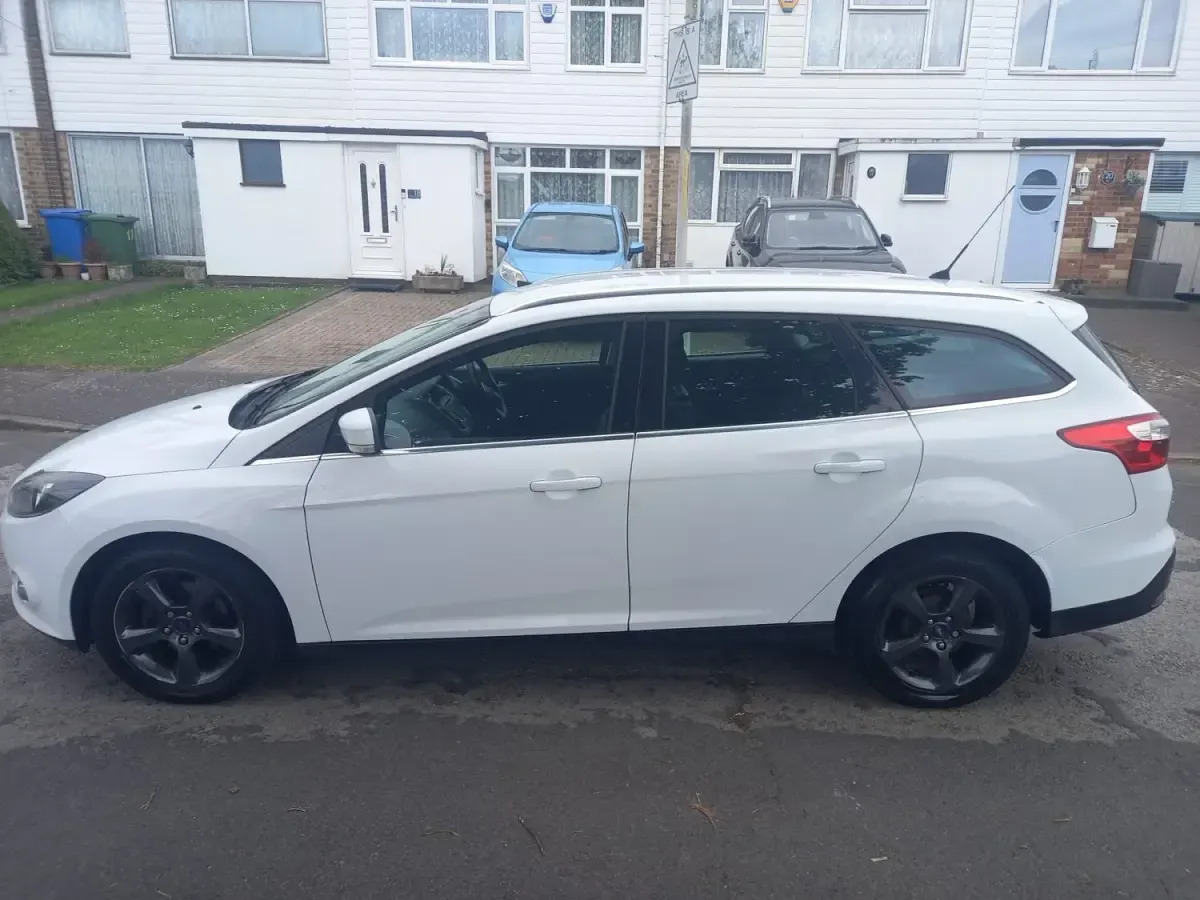 Gebraucht Ford Focus Zetec 115 PS (84 kW) 2014 Weiß Kombi