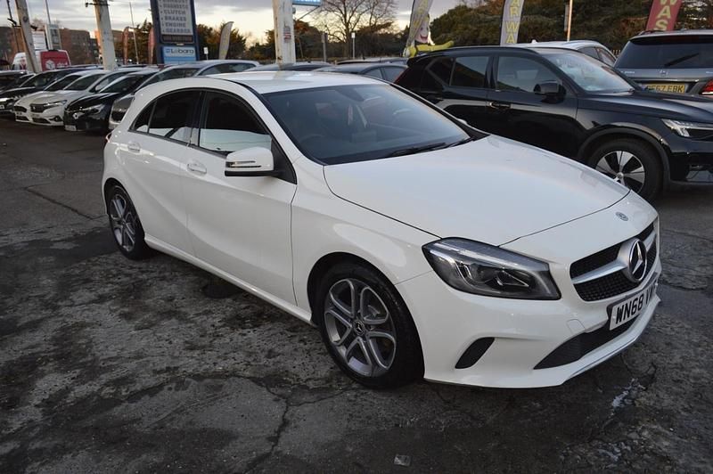 Begagnad Mercedes A180 Sport Edition 2018 Vit Halvkombi