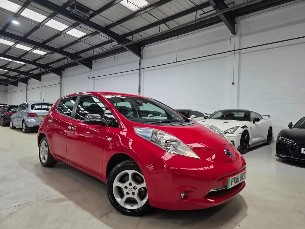Begagnad Nissan Leaf Acenta 80 kW (109 HK) 2016 Röd Halvkombi